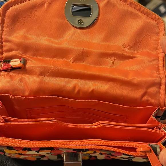 Vera Bradley quilted wristlet 4 interior pockets and 3 card slots and turn lock - Picture 3 of 5